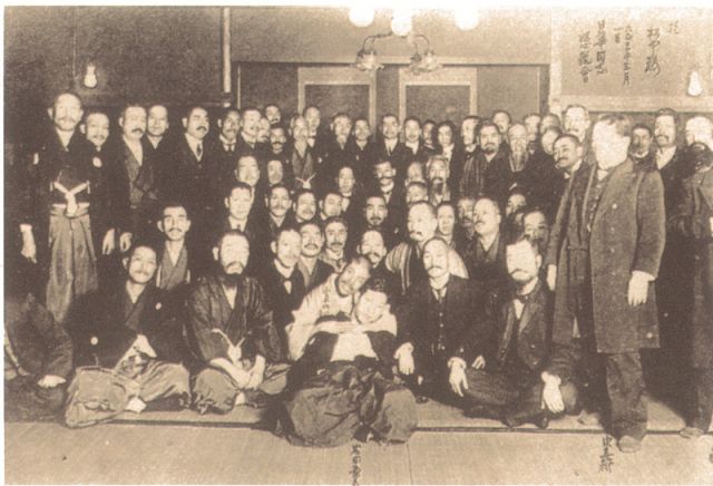 2-8、照片：孫中山在東京松本樓與日本“日華同志懇親會(huì)”的會(huì)員會(huì)晤并合影.jpg