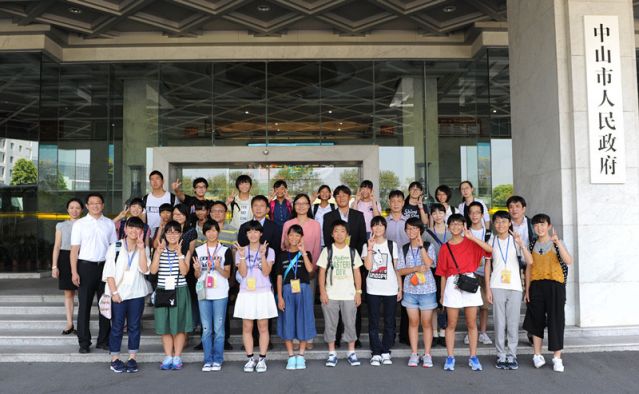 5-16 長(zhǎng)崎學(xué)生在市府門(mén)前合影.JPG