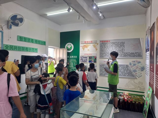 三鄉(xiāng)鎮(zhèn)開展“拒絕毒品，你我同行“禁毒教育基地參觀活動(dòng)照片1.jpg