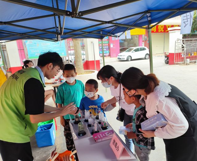 三鄉(xiāng)鎮(zhèn)開展“親子游園樂融融，大手小手齊禁毒“宣傳活動圖片3.jpg